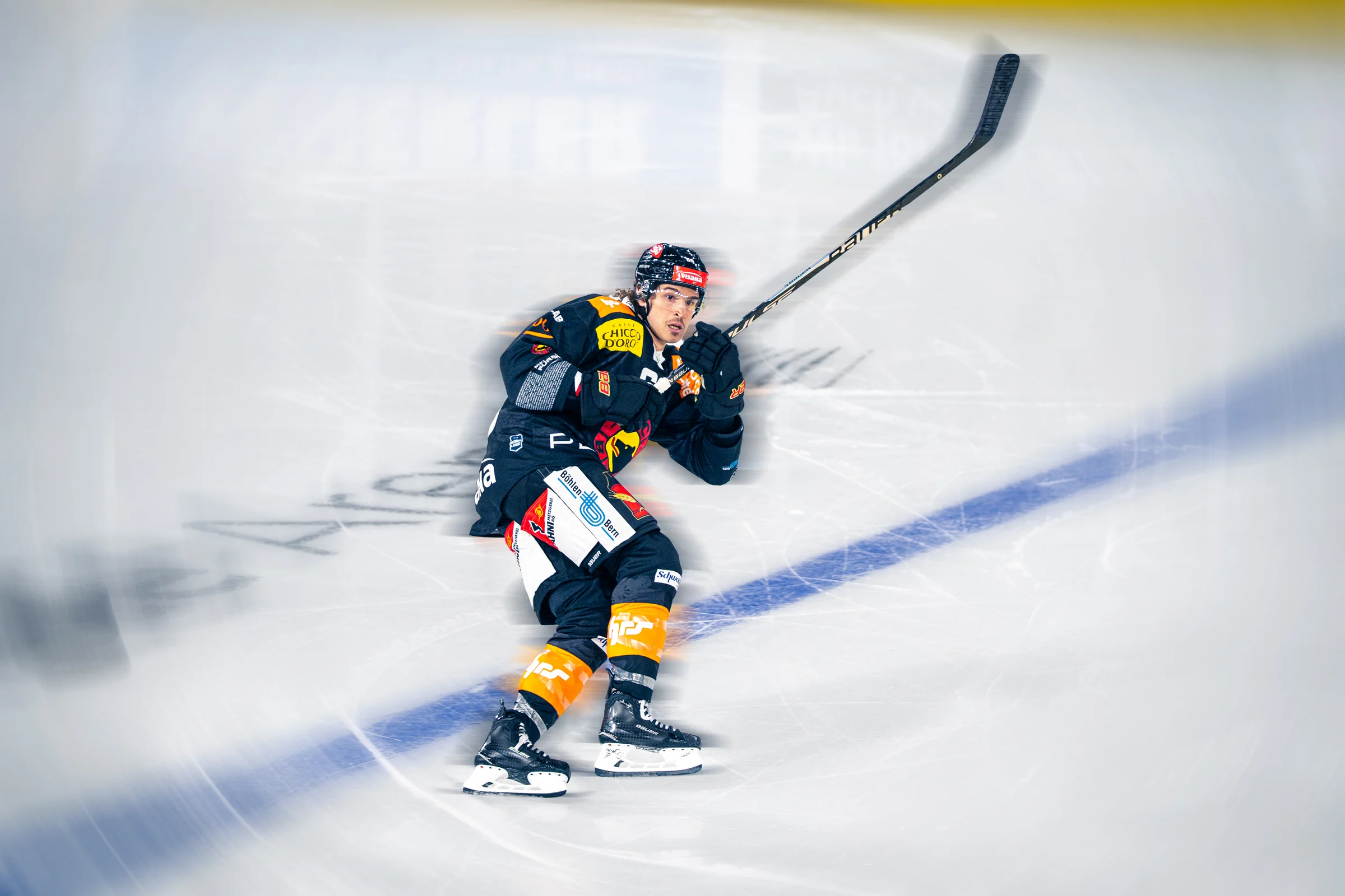 SC-Bern-Spieler auf dem Eis, dynamisch mit Bewegungsunschärfe fotografiert