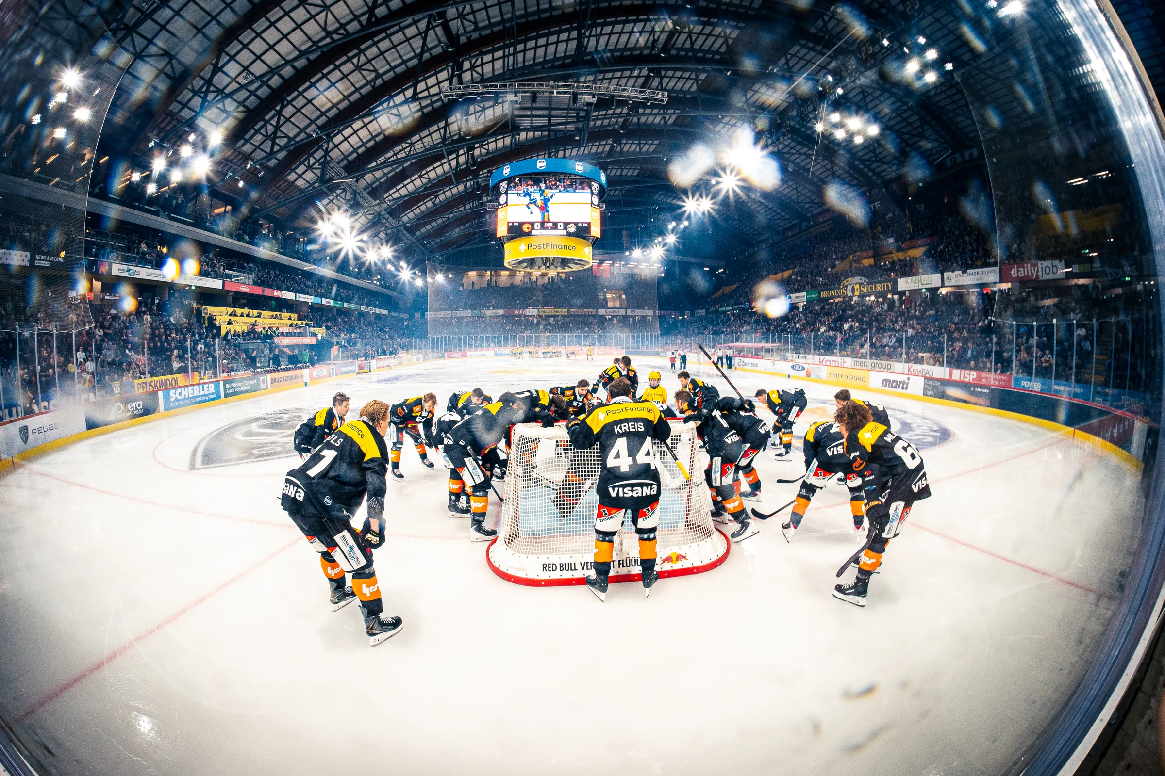 SC-Bern-Mannschaft versammelt sich auf dem Eis in der Arena