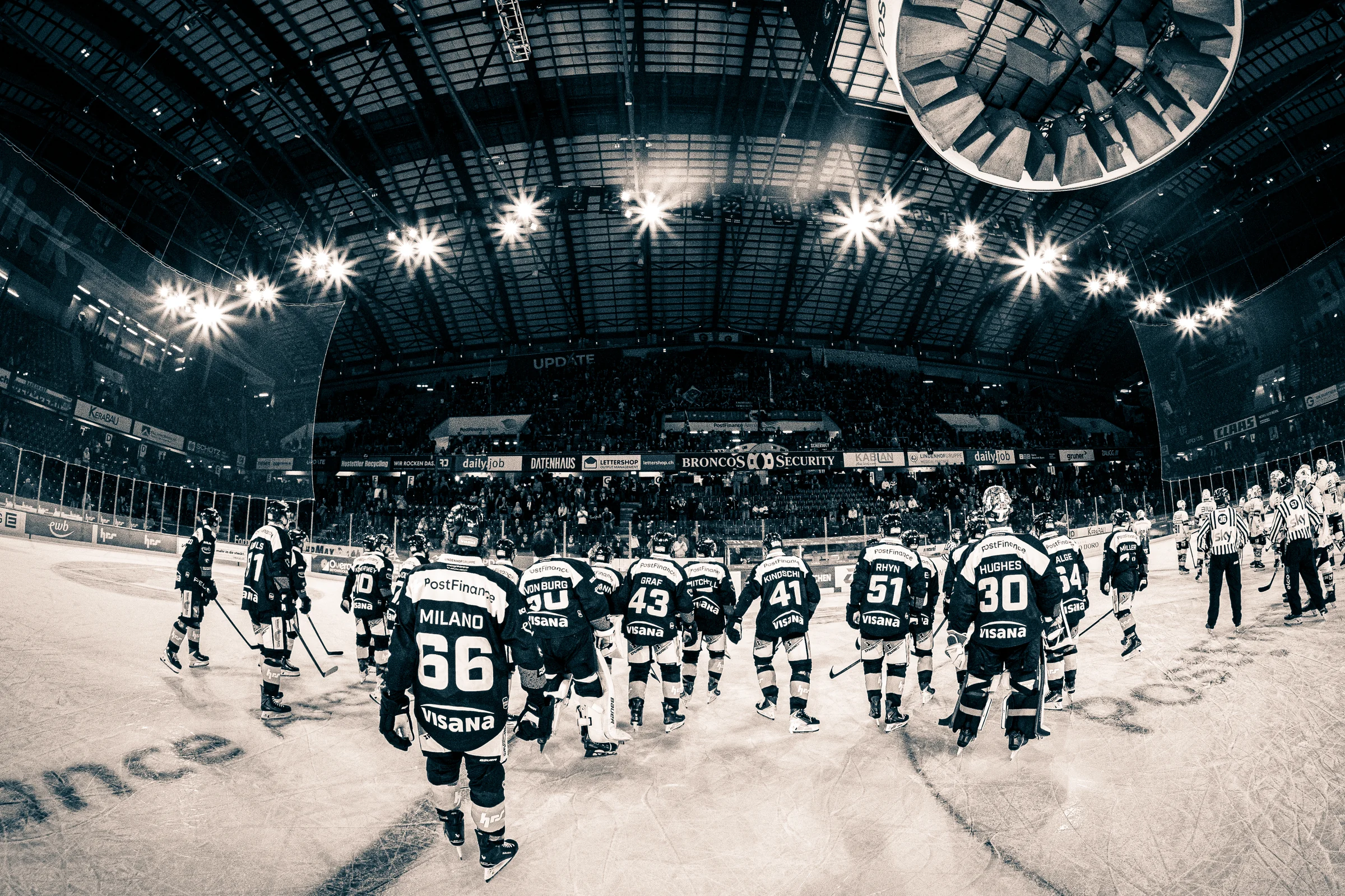 Die Mannschaft des SC Bern unter dem beleuchteten Hallendach