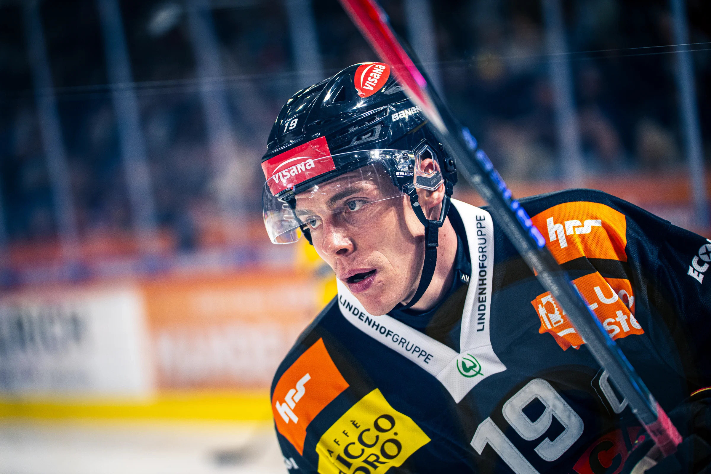 Nahaufnahme eines SC-Bern-Spielers mit Helm auf dem Eis