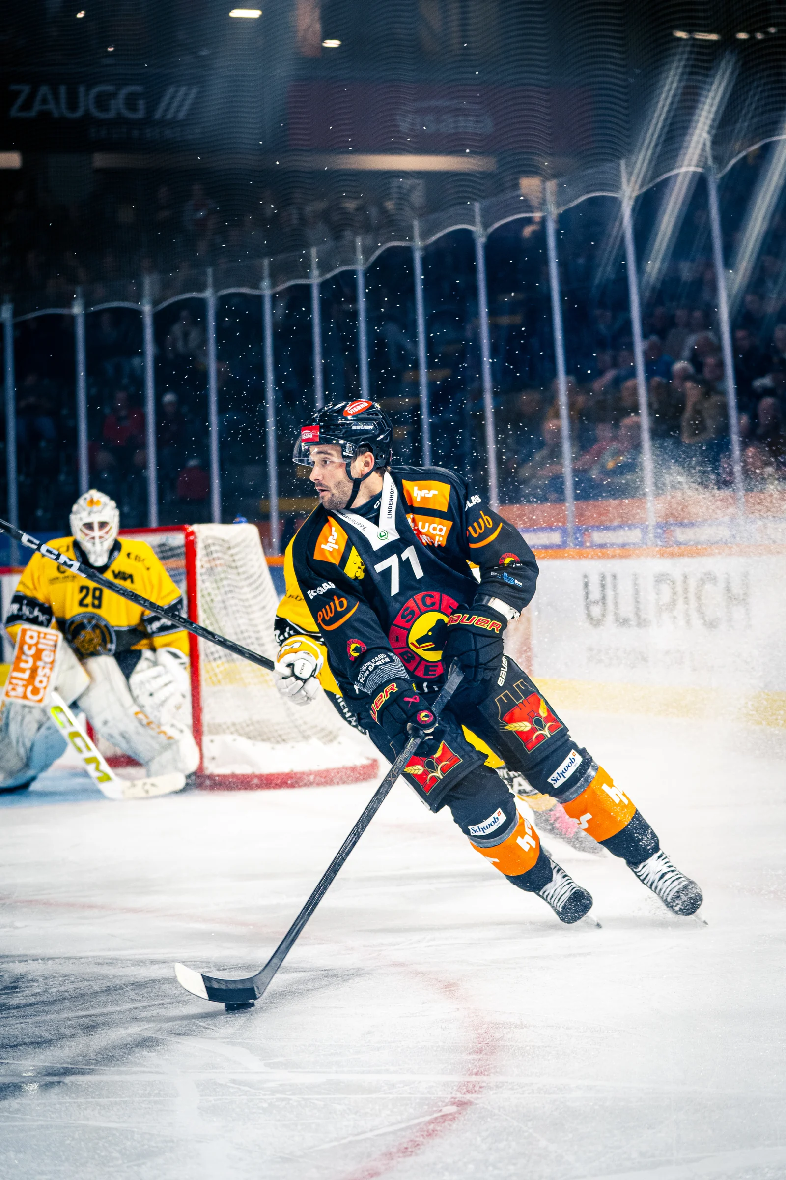SC-Bern-Spieler führt den Puck vor dem gegnerischen Tor