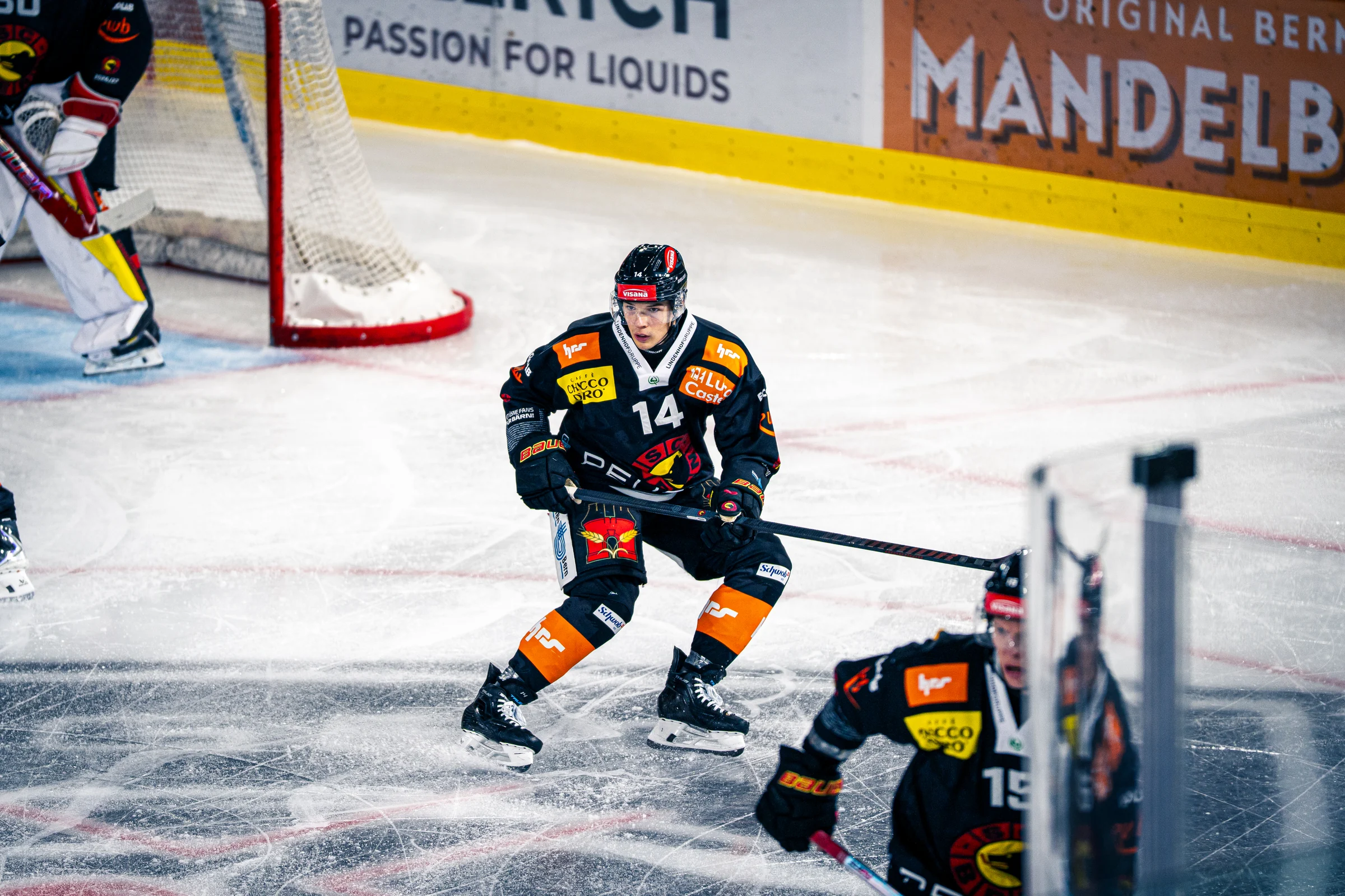 SC-Bern-Spieler mit der Nummer 14 vor dem Tor