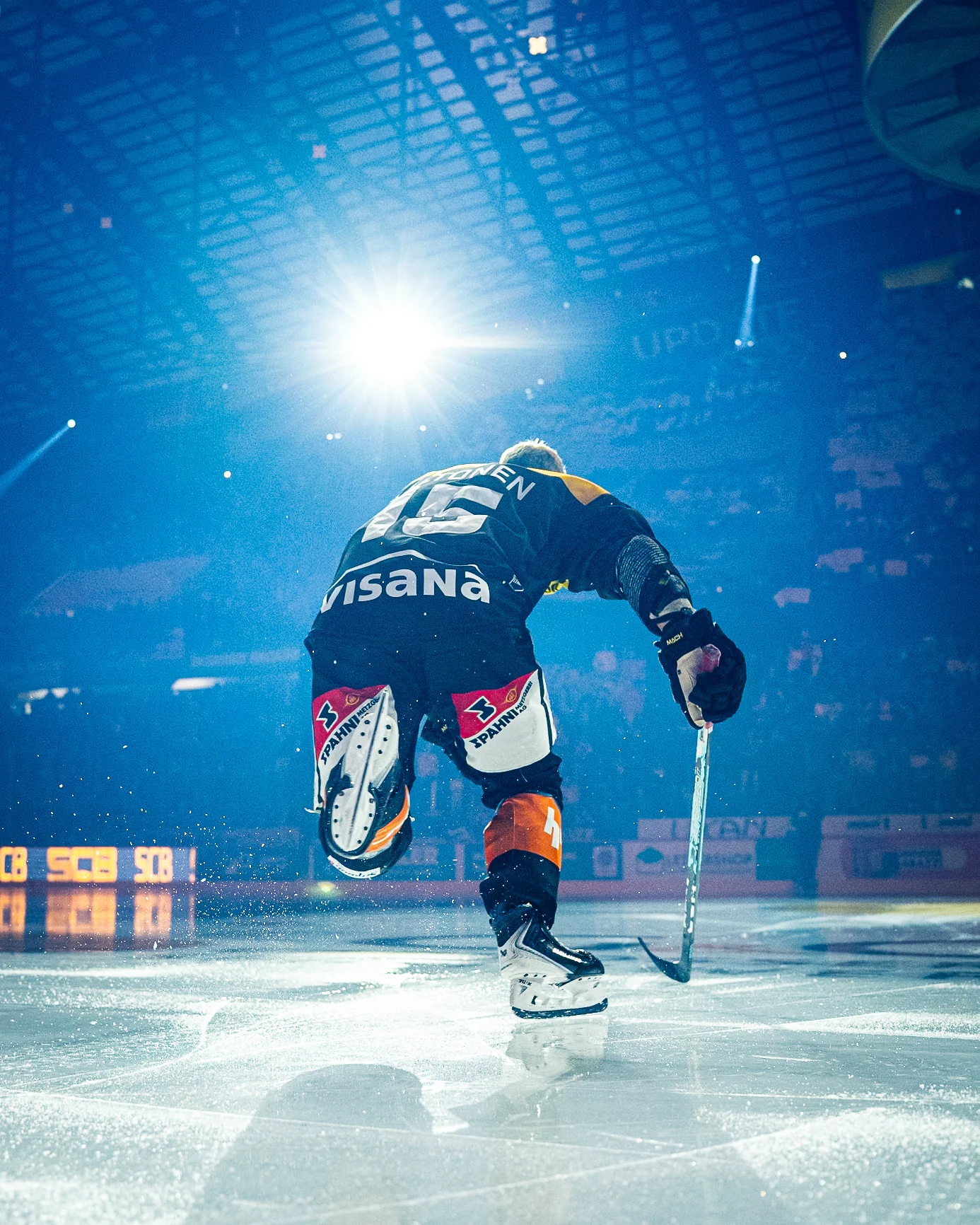 SC-Bern-Torhüter fährt durch blaues Licht auf das Eis