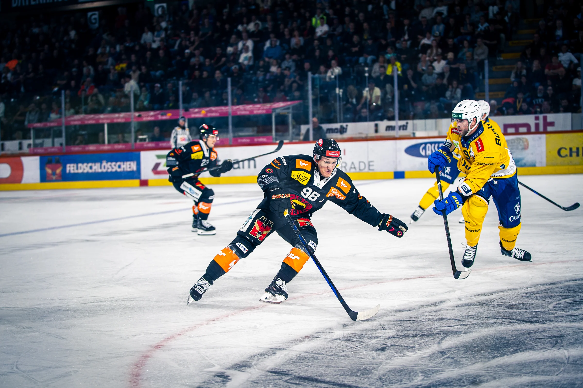 SC-Bern-Spieler im Zweikampf mit einem Gegner in Gelb
