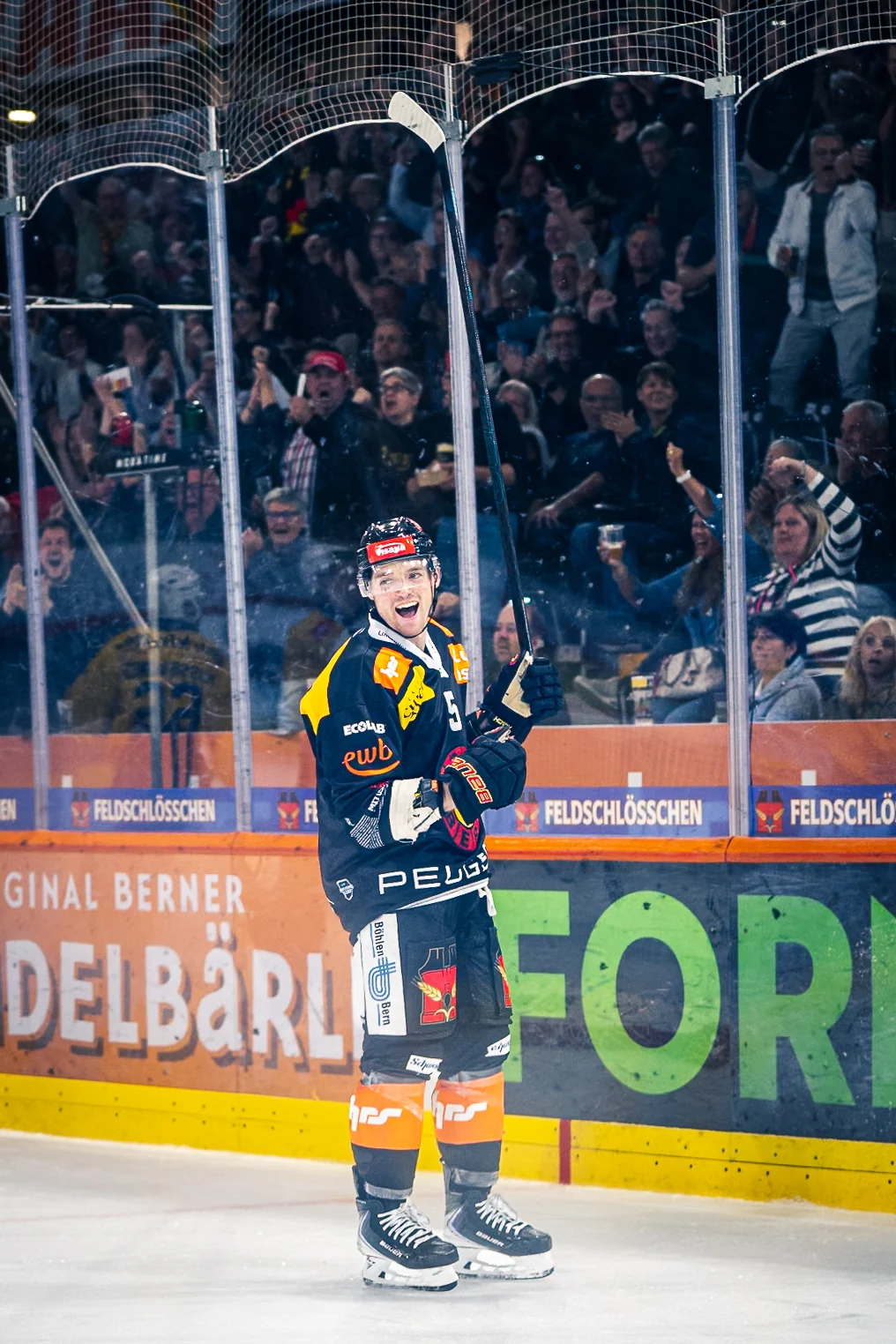 SC-Bern-Spieler vor der Bande und den Zuschauerrängen