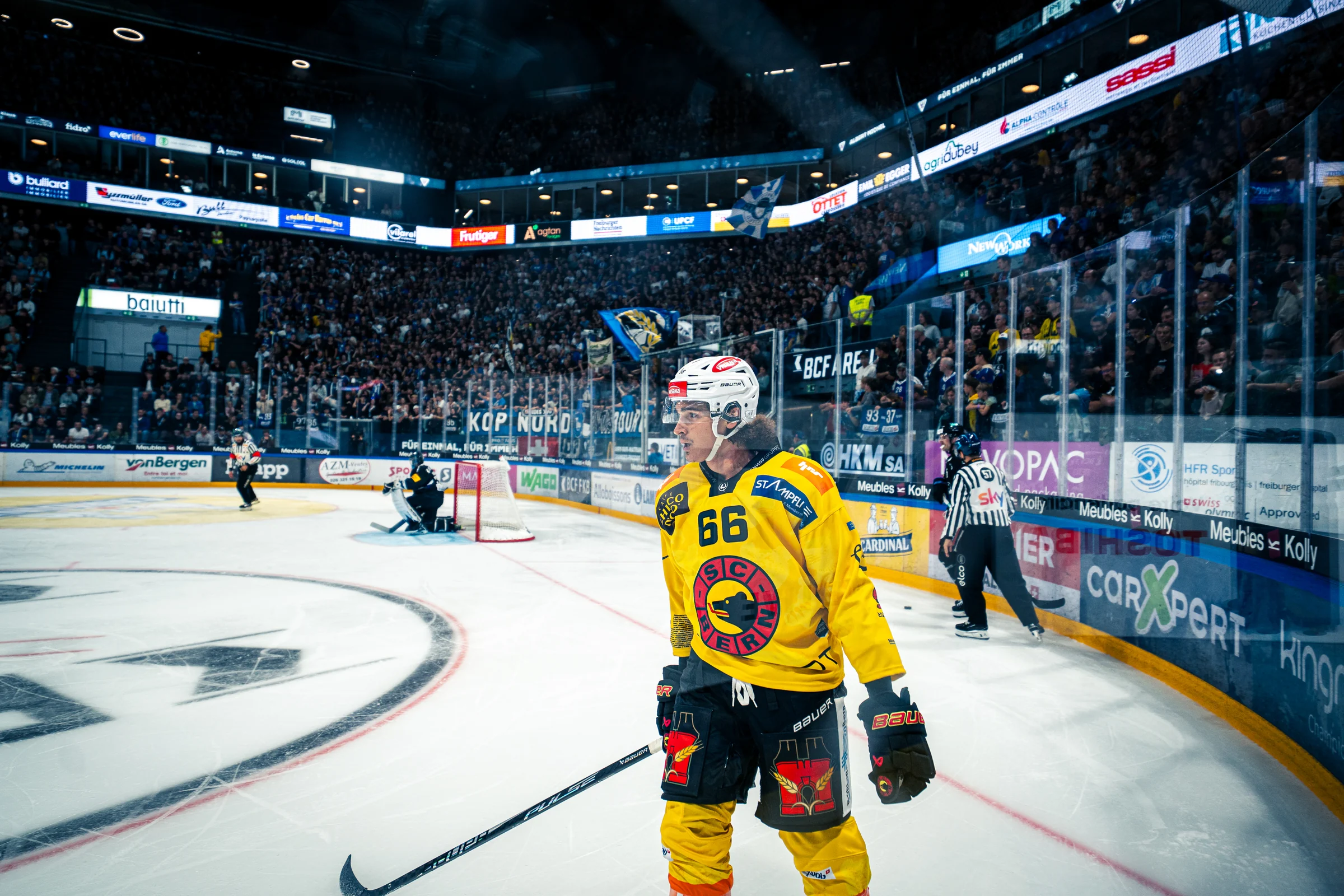 SC-Bern-Spieler mit der Nummer 66 vor der Zuschauertribüne