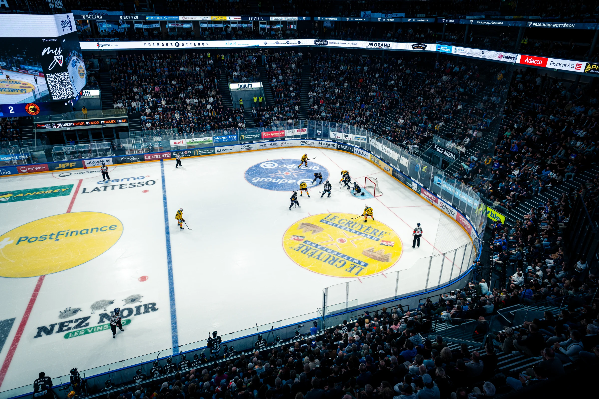 Blick von der Tribüne auf die volle Eishockeyarena und das Eisfeld