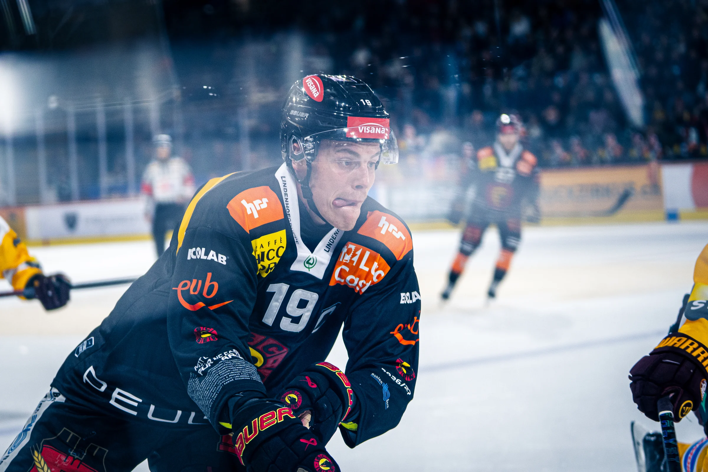 SC-Bern-Spieler mit der Nummer 19 hinter einer von Eisspuren gezeichneten Scheibe