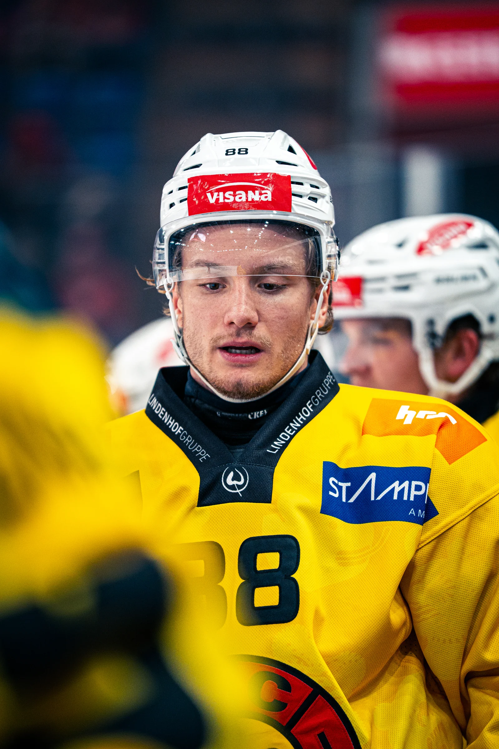 SC-Bern-Spieler mit der Nummer 8 in gelbem Trikot und weissem Helm