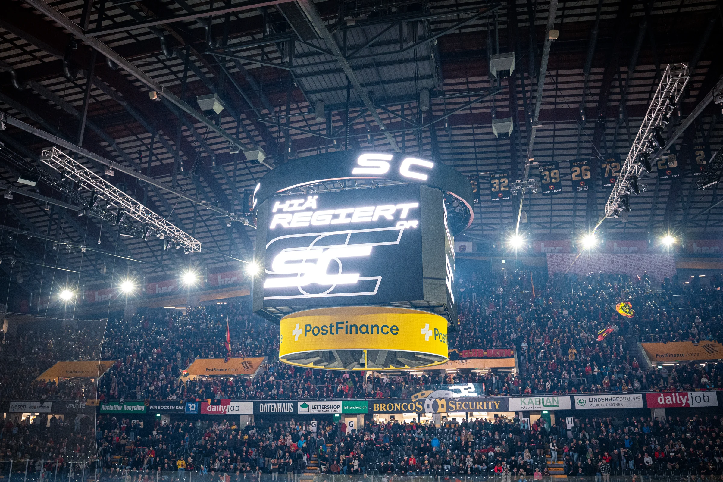Videowürfel mit SC-Bern-Logo über den vollen Zuschauerrängen der Arena
