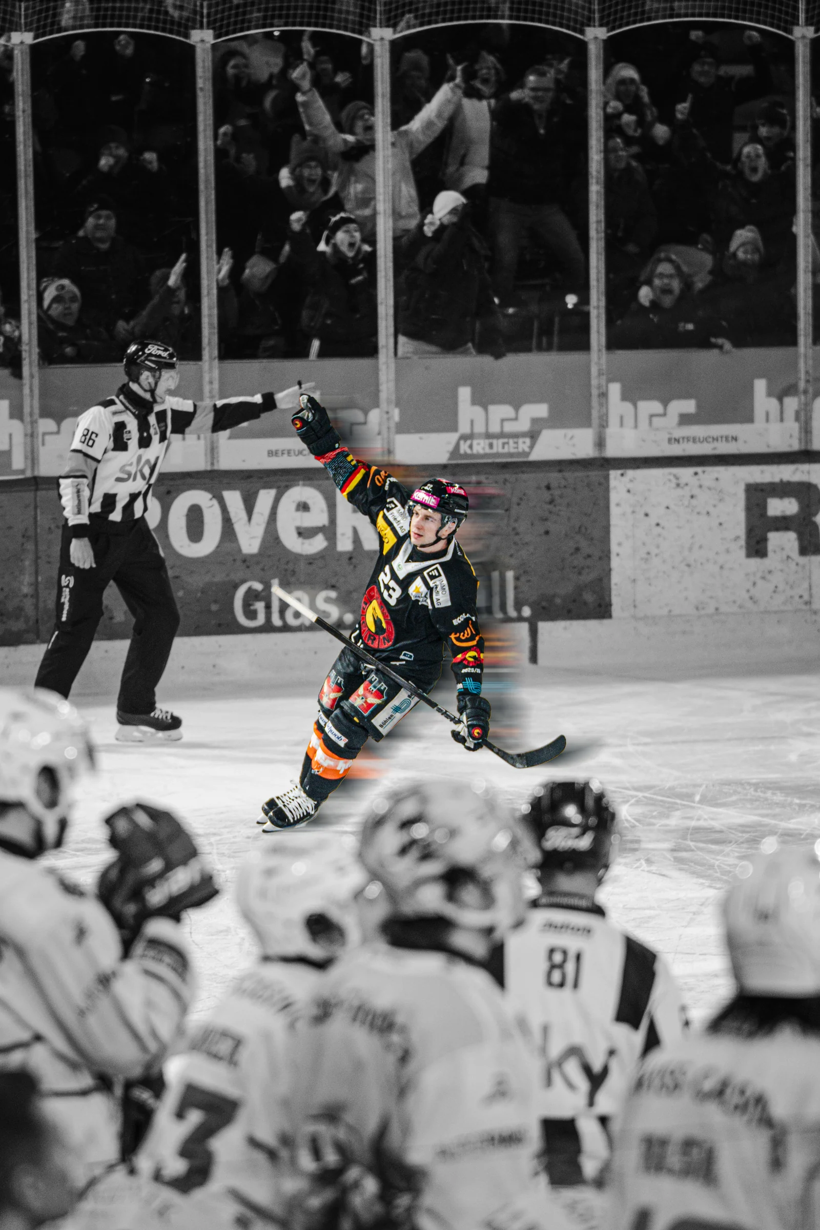 SC-Bern-Spieler hebt den Stock vor einer Menge von Gegenspielern
