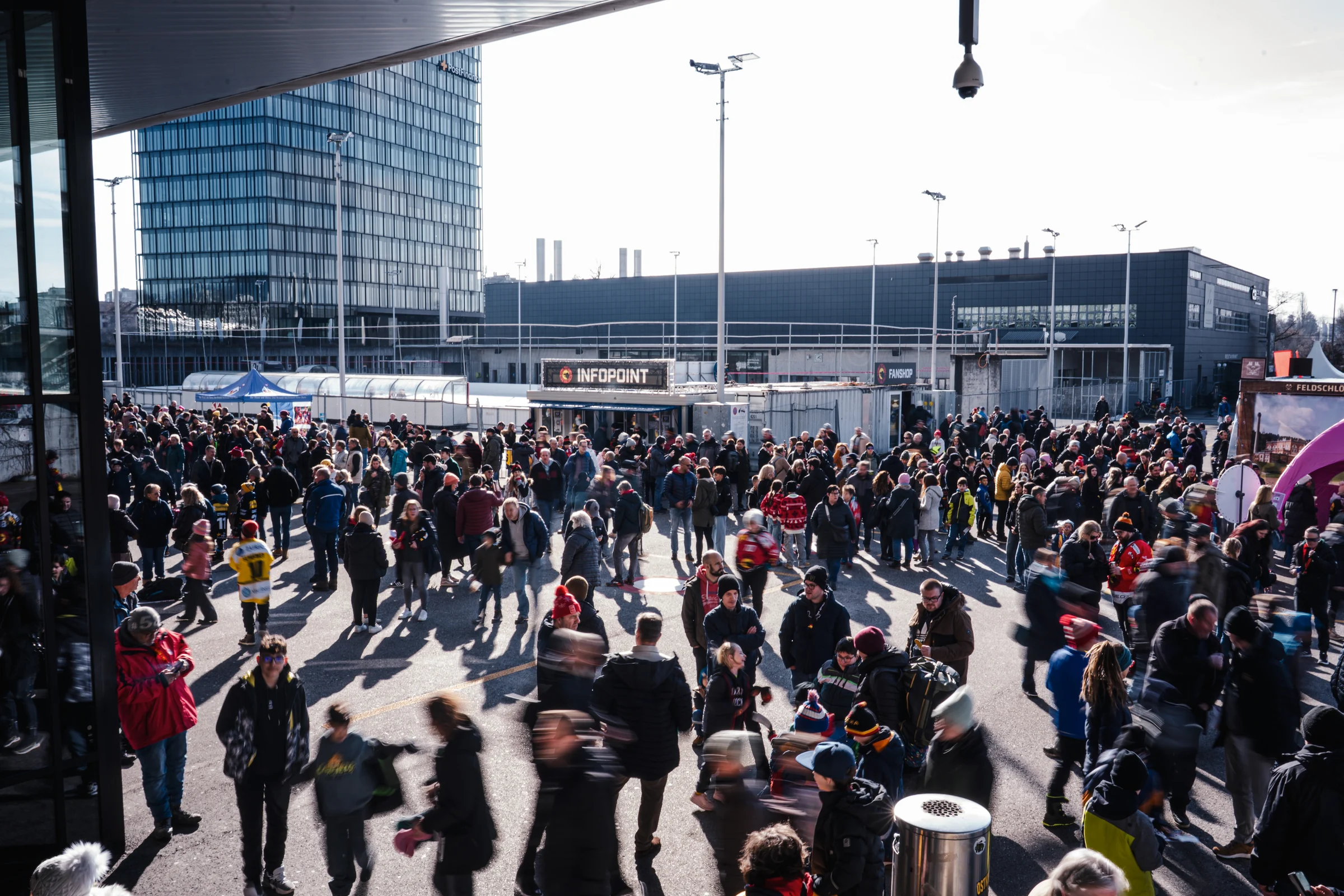 Fans versammeln sich bei Sonnenschein vor der Arena