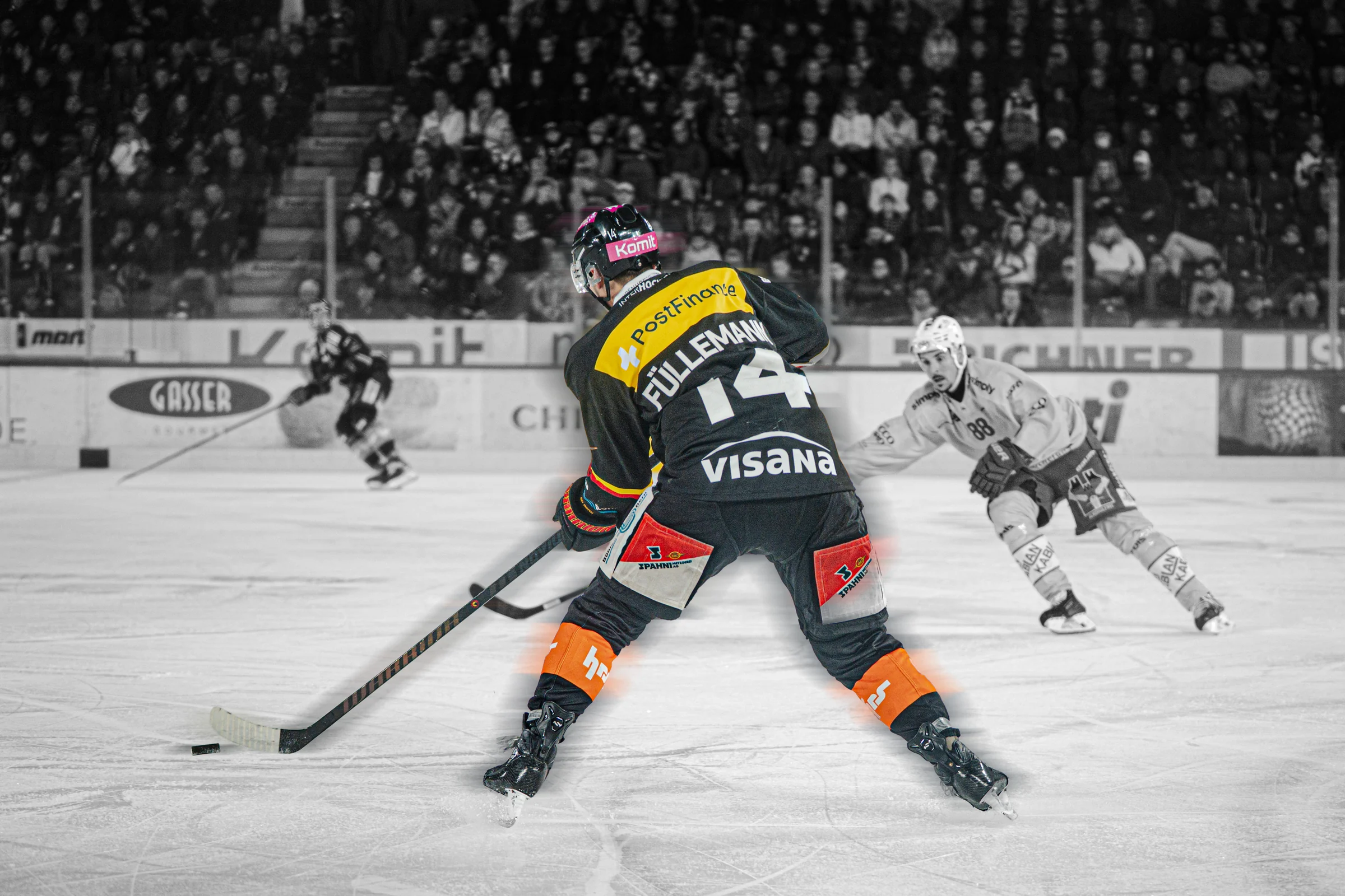 SC-Bern-Spieler in Farbe vor einer schwarzweissen Eishockeyszene