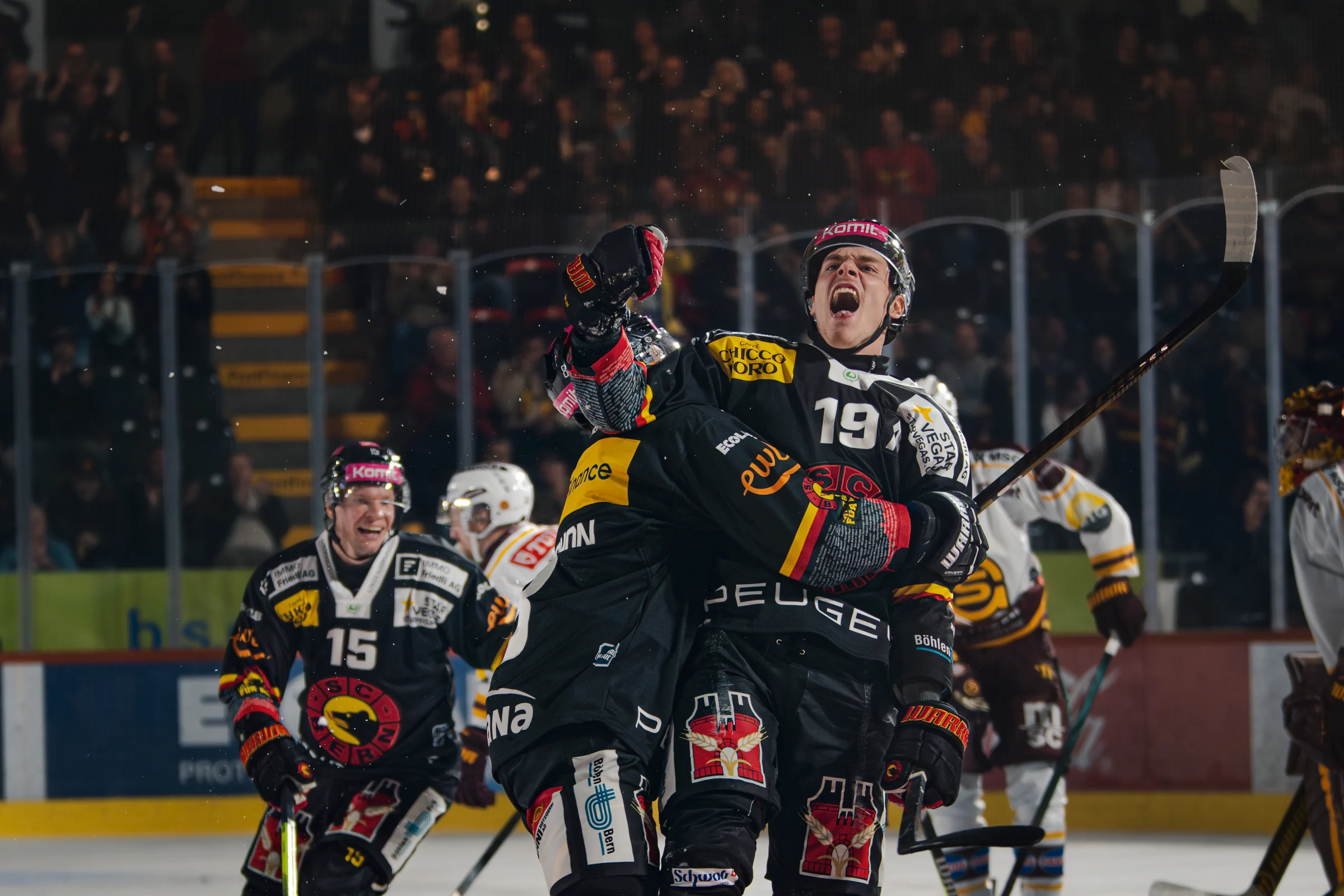 SC-Bern-Spieler jubeln gemeinsam auf dem Eis